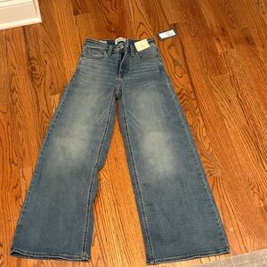 Universal Thread Women's Wide-Leg Jeans in Medium Blue Wash